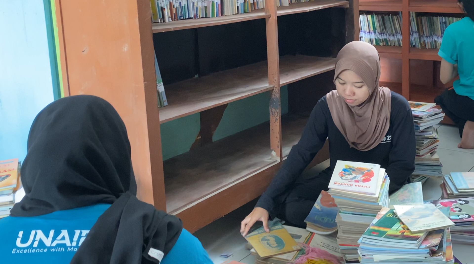 foto bersih dan hias perpustakaan